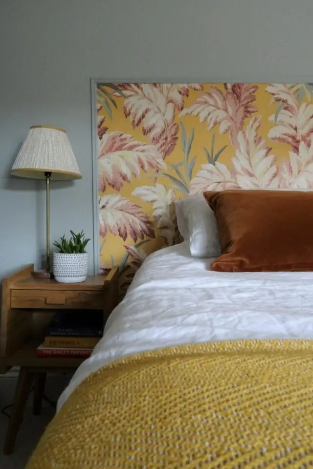 décoration murale chambre parentale tête de lit à faire soi-même papier peint jaune feuillage tropical associé à de la peinture bleu 