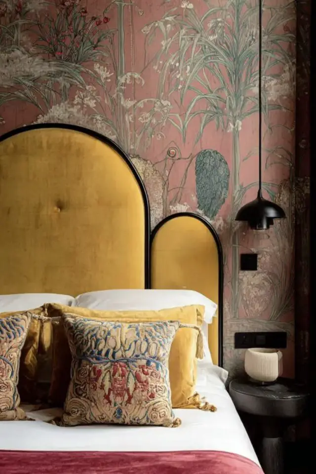 décoration murale chambre parentale papier peint chic et élégant fond rouge motif rétro surannés tête de lit arrondie en velours jaune liseré noir 