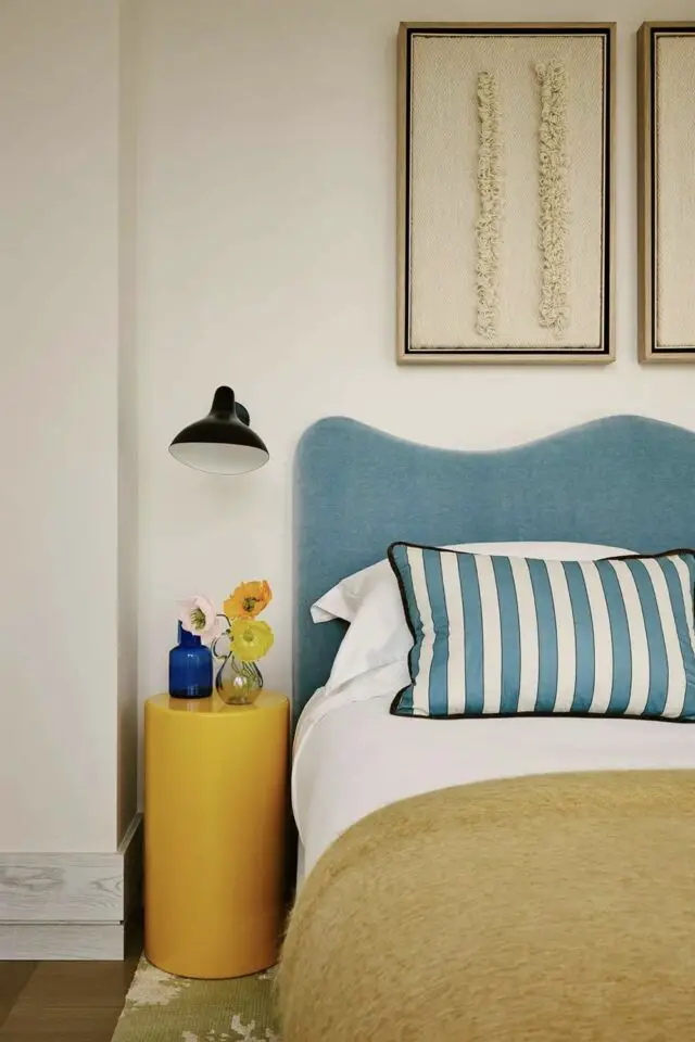 dopamine décor exemple chambre adulte tête de lit bleu tabouret table de chevet jaune coussin rayures applique murale vintage dopamine décor exemple chambre adulte tête de lit bleu tabouret table de chevet jaune coussin rayures applique murale vintage