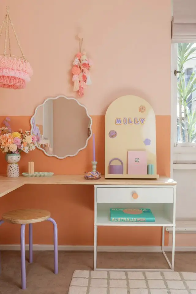 dopamine décor exemple chambre fillette couleur pêche et corail moderne bureau coiffeuse miroir tendance dopamine décor exemple chambre fillette couleur pêche et corail moderne bureau coiffeuse miroir tendance
