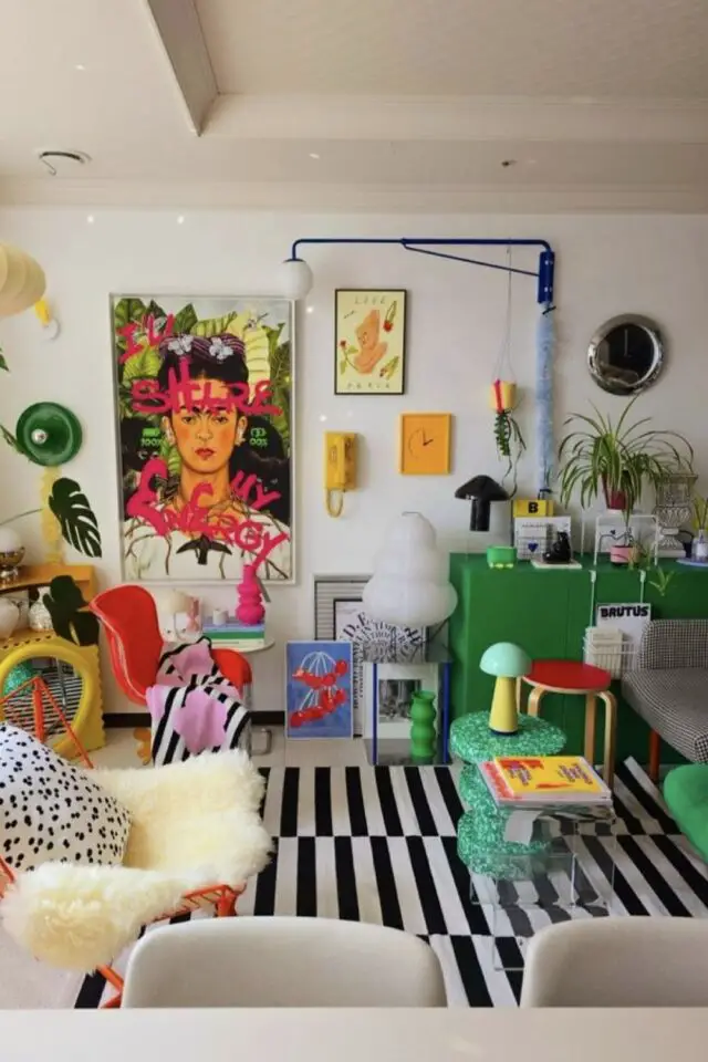 dopamine décor exemple salon blanc avec touche de couleurs jaune rouge vert tapis noir et blanc décoration tendance dopamine décor exemple salon blanc avec touche de couleurs jaune rouge vert tapis noir et blanc décoration tendance