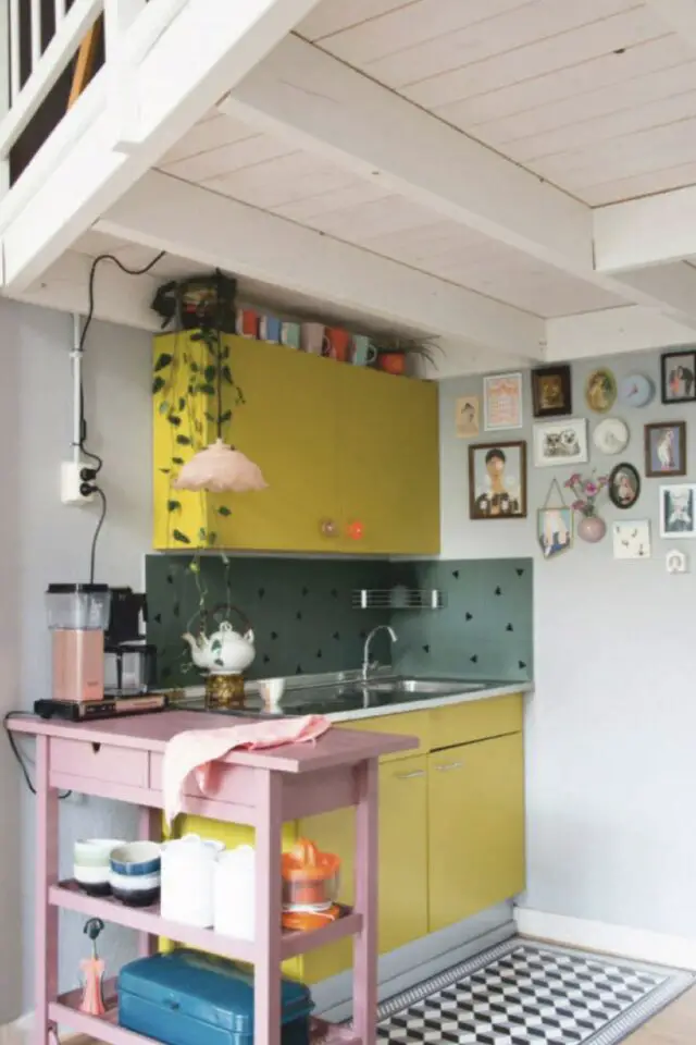 dopamine décor exemple petite cuisine colorée appartement jaune vert et rose association couleurs dopamine décor exemple petite cuisine colorée appartement jaune vert et rose association couleurs