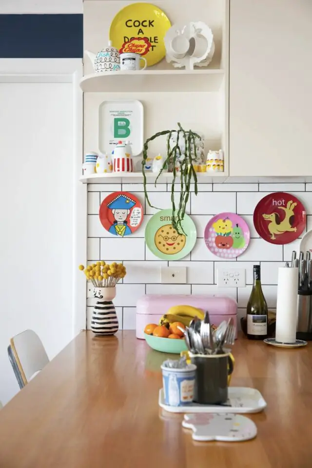 dopamine décor exemple cuisine petit détail décoratif coloré bonne humeur boite à pain assiette décorative pot à rayures dopamine décor exemple cuisine petit détail décoratif coloré bonne humeur boite à pain assiette décorative pot à rayures