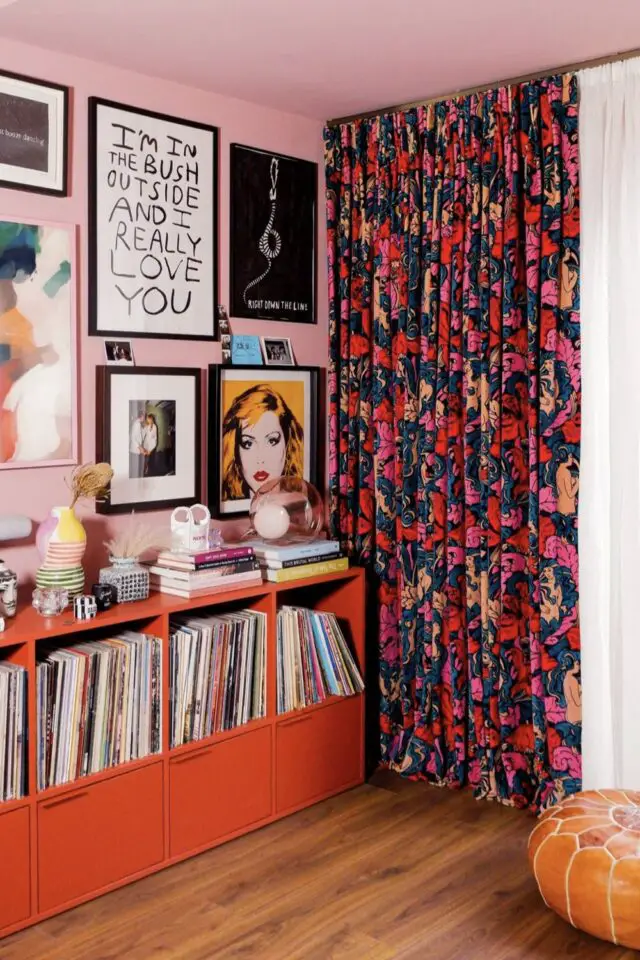 dopamine décor exemple mur rose meuble rangement vinyles rouge rideau motif floral fond bleu mix and match de couleurs dopamine décor exemple mur rose meuble rangement vinyles rouge rideau motif floral fond bleu mix and match de couleurs