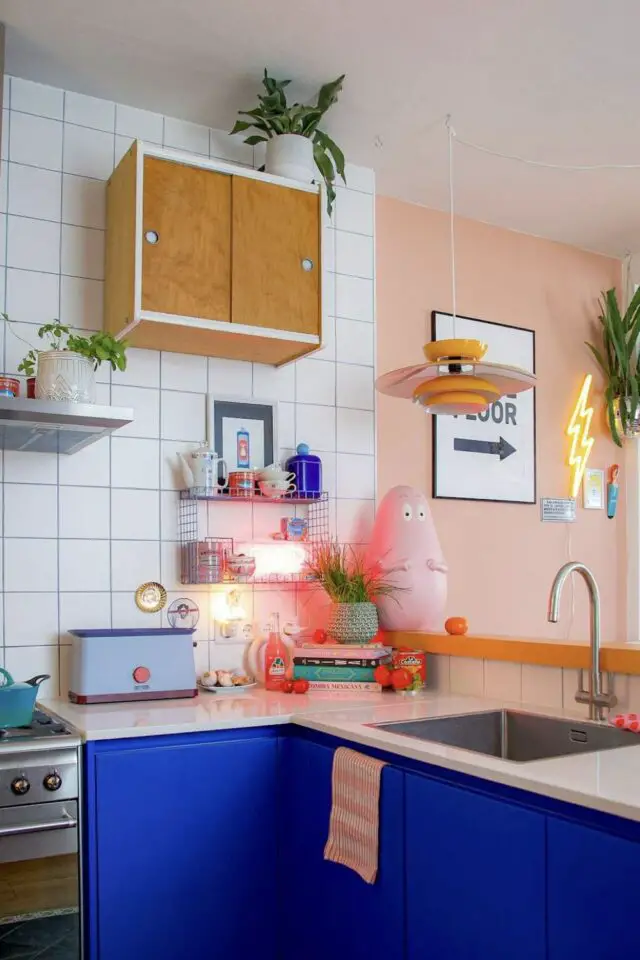 dopamine décor exemple cuisine meuble bleu électrique liseré orange barbapapa rose ambiance bonne humeur joyeuse dopamine décor exemple cuisine meuble bleu électrique liseré orange barbapapa rose ambiance bonne humeur joyeuse