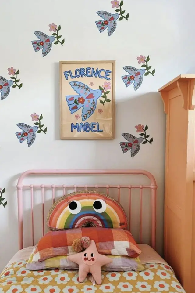 dopamine décor exemple chambre enfant papier peint oiseau lit métal rose armoire relookée en orange corail dopamine décor exemple chambre enfant papier peint oiseau lit métal rose armoire relookée en orange corail