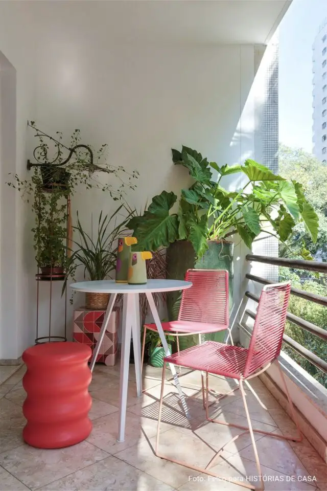 dopamine décor exemple petit balcon appartement plantes vertes chaises roses tabouret rouge bonne humeur dopamine décor exemple petit balcon appartement plantes vertes chaises roses tabouret rouge bonne humeur