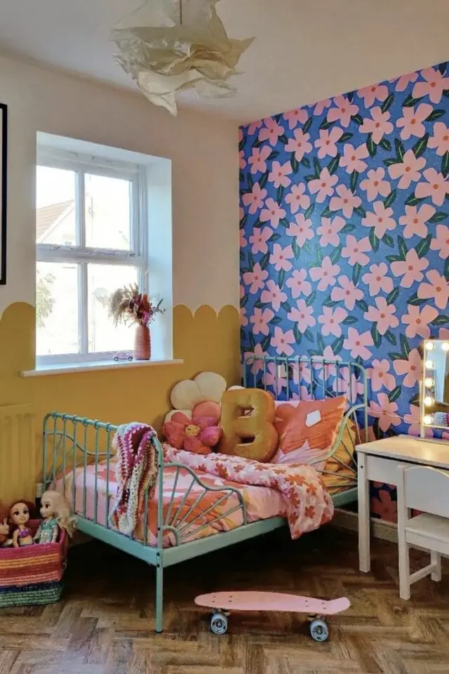 dopamine décor exemple chambre enfant papier peint soubassement motif floral lit métal coloré idée à copier dopamine décor exemple chambre enfant papier peint soubassement motif floral lit métal coloré idée à copier