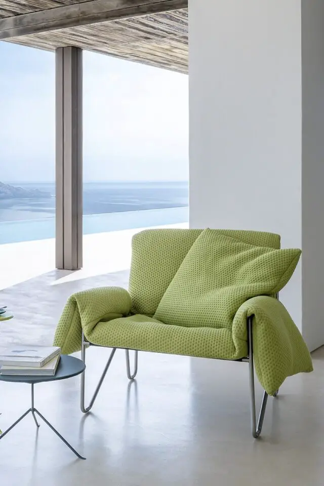 Fauteuil en tissu matelassé et métal acier