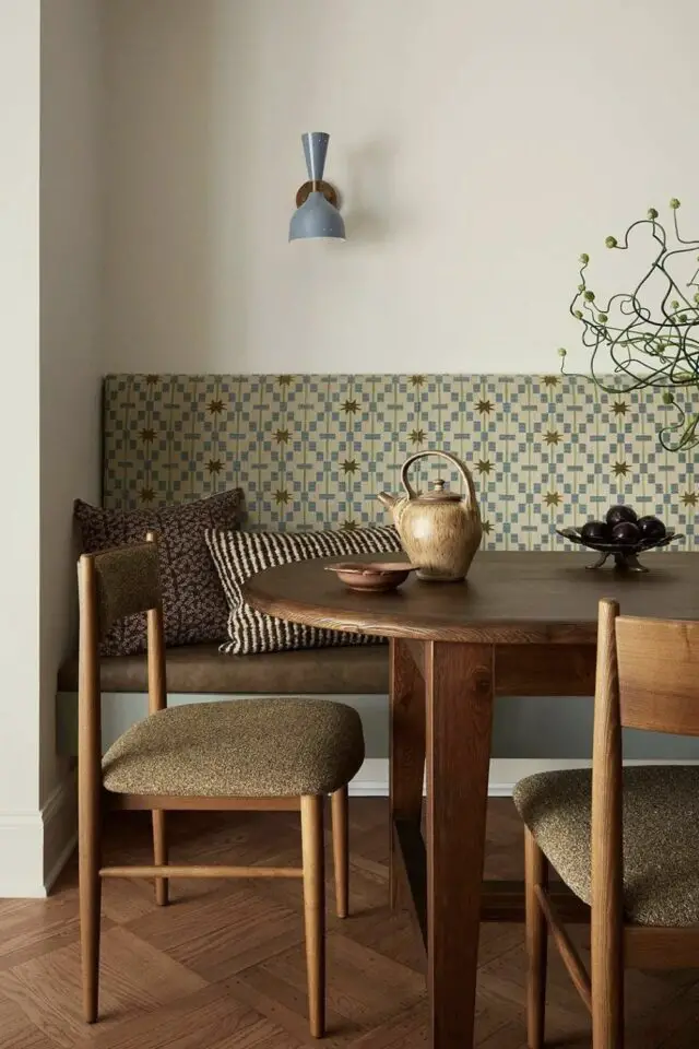 salle à manger gain de place banquette contre un mur et chaise table ovale chic et élégante 