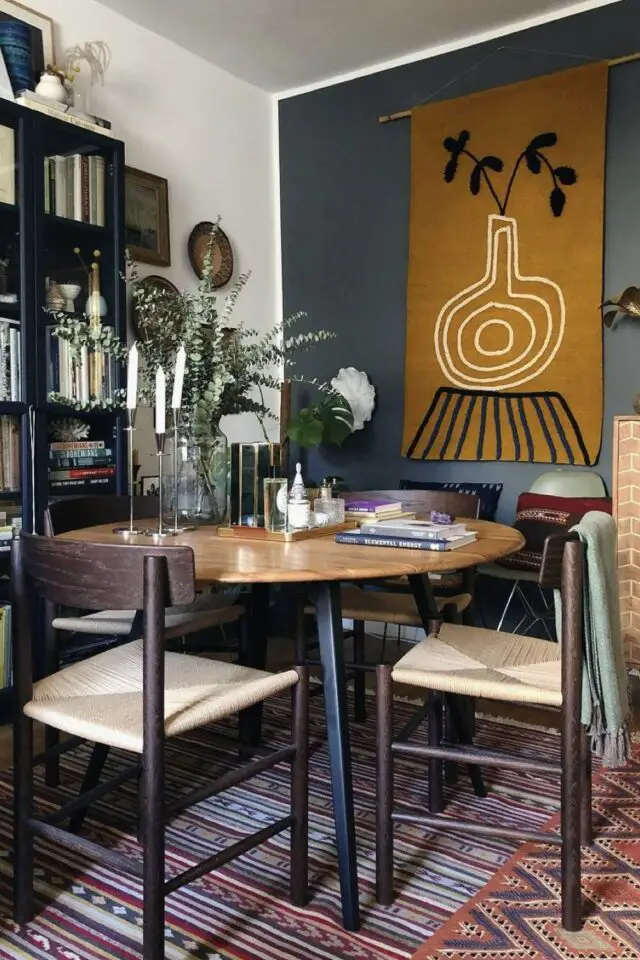 idée gain de place salle à manger meuble vitrine haut rangement table ronde chaises discrètes 