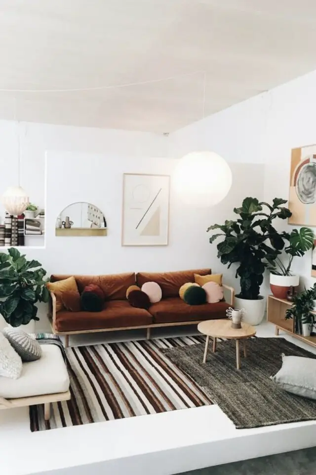 idée déco conseil salon automne canapé marron touche ocre tapis rayé mur blanc lumineux plantes vertes 