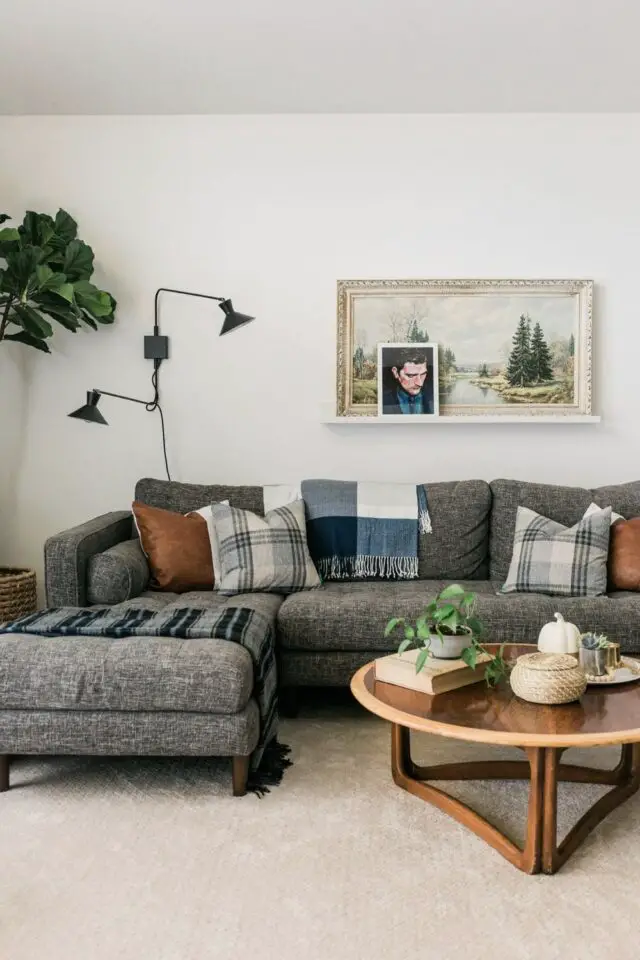 idée déco conseil salon automne canapé d'angle gris chiné élégant applique murale design noir coussin uni et à carreaux 