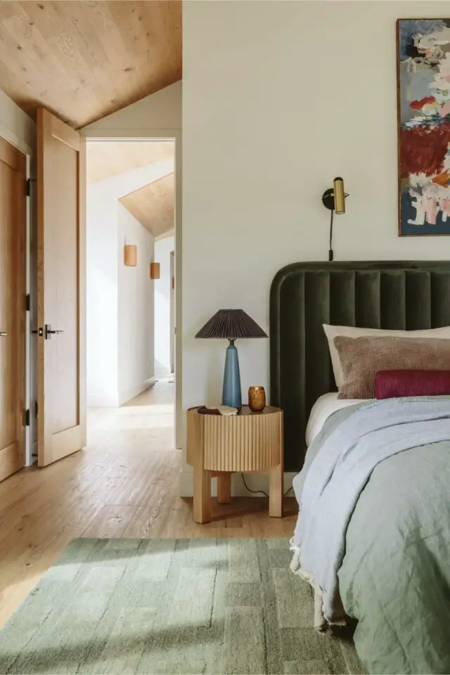 jolie chambre adulte verte et moderne accessoire décoratif tapis linge de lit tête de lit velours capitonné 