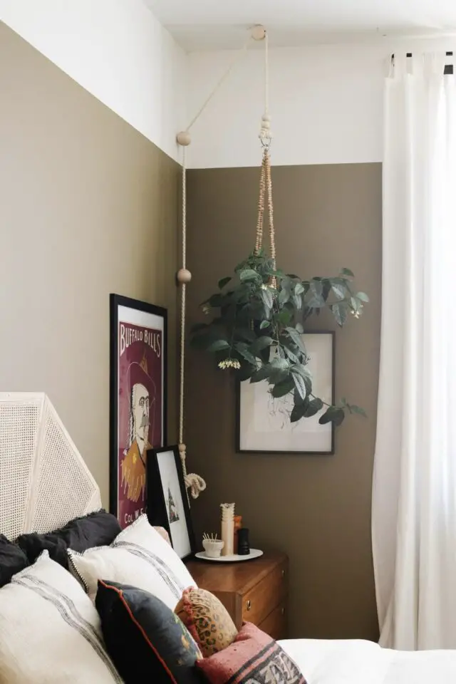 jolie chambre adulte verte et moderne peinture mur haut soubassement kaki plante d'intérieur suspendu 