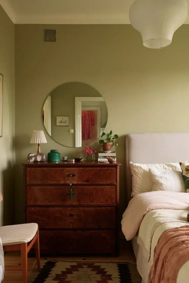 jolie chambre adulte verte et moderne peinture murale commode en bois tête de lit beige en tissu 