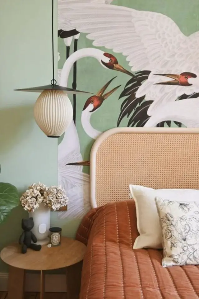 jolie chambre adulte verte et moderne papier peint oiseau tête de lit cannage boutis couleur terracotta 