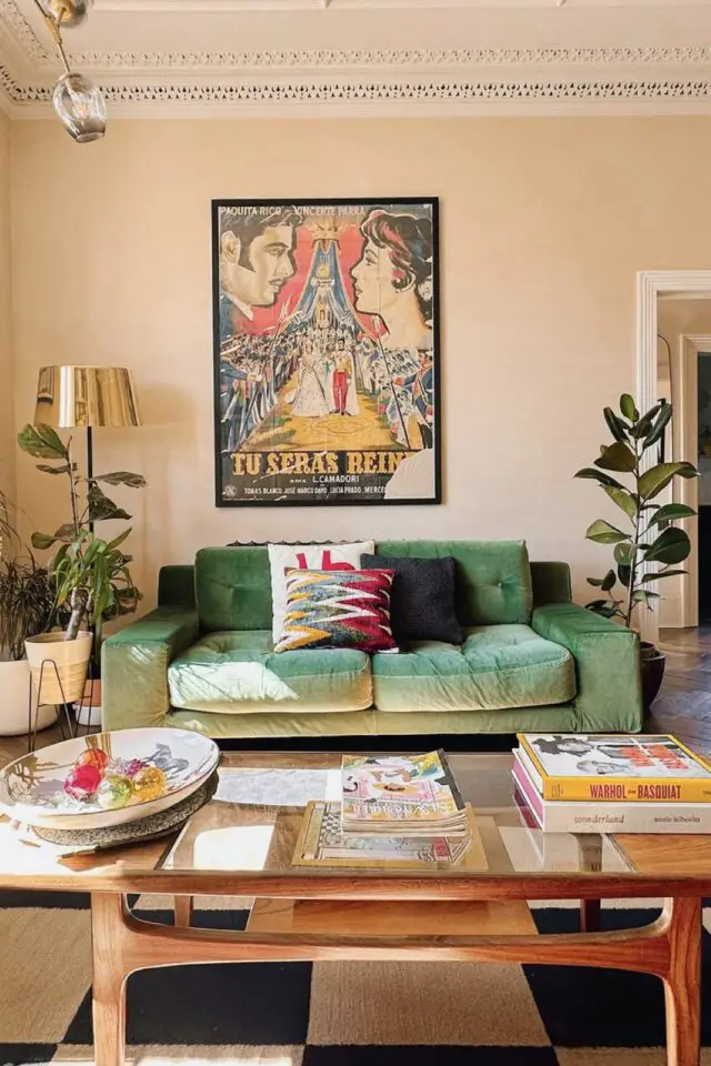 nettoyage canapé en tissu conseils velours coloré vert salon séjour familial et moderne 