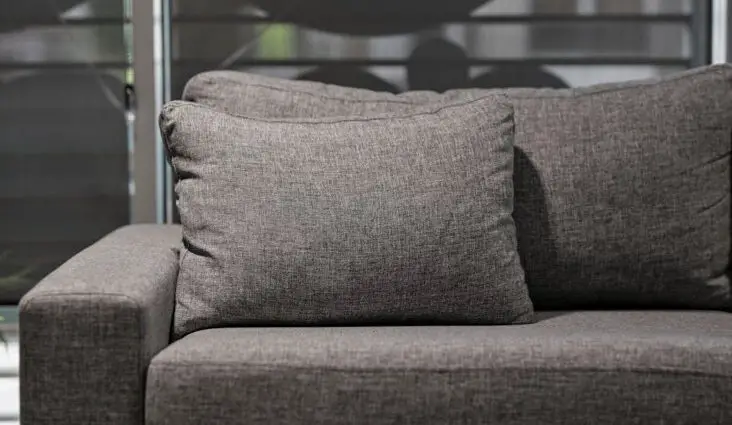 nettoyer canapé en tissu fréquence entretien produit à utiliser