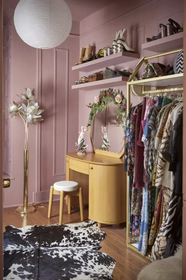 organisation rangement penderie ouverte espace dressing avec coiffeuse mur rose meuble jaune 