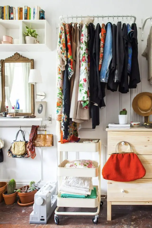 organisation rangement penderie suspendue au mur petit espace chambre à coucher adulte style éclectique 