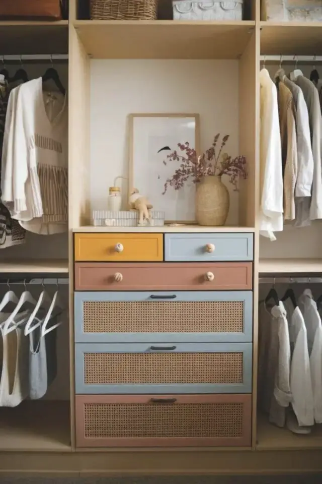 organisation rangement penderie dressing sur mesure avec commode moderne et colorée intégrée 