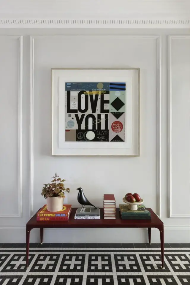 photo hall d'entrée de maison sol mosaïque noir et blanc table basse métal bordeaux tableau effet collage photo hall d'entrée de maison sol mosaïque noir et blanc table basse métal bordeaux tableau effet collage