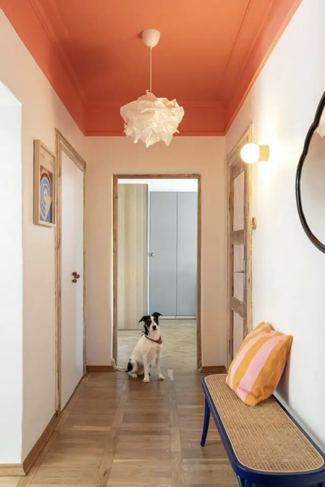 photo hall d'entrée de maison peinture plafond couleur banc cannage miroir mural suspension effet papier froissé photo hall d'entrée de maison peinture plafond couleur banc cannage miroir mural suspension effet papier froissé