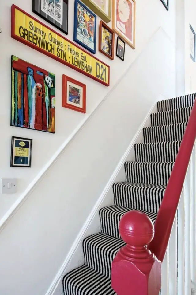 photo hall d'entrée de maison avec escaliers tapis rayures noir et blanc rampe peinte en rouge galerie murale art abstrait photo hall d'entrée de maison avec escaliers tapis rayures noir et blanc rampe peinte en rouge galerie murale art abstrait