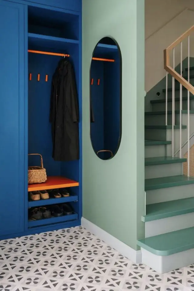 photo hall d'entrée moderne meuble sur-mesure vestiaire bleu électrique étagère orange couleur complémentaire escaliers vert et blanc carrelage neutre gris carreaux de ciment photo hall d'entrée moderne meuble sur-mesure vestiaire bleu électrique étagère orange couleur complémentaire escaliers vert et blanc carrelage neutre gris carreaux de ciment