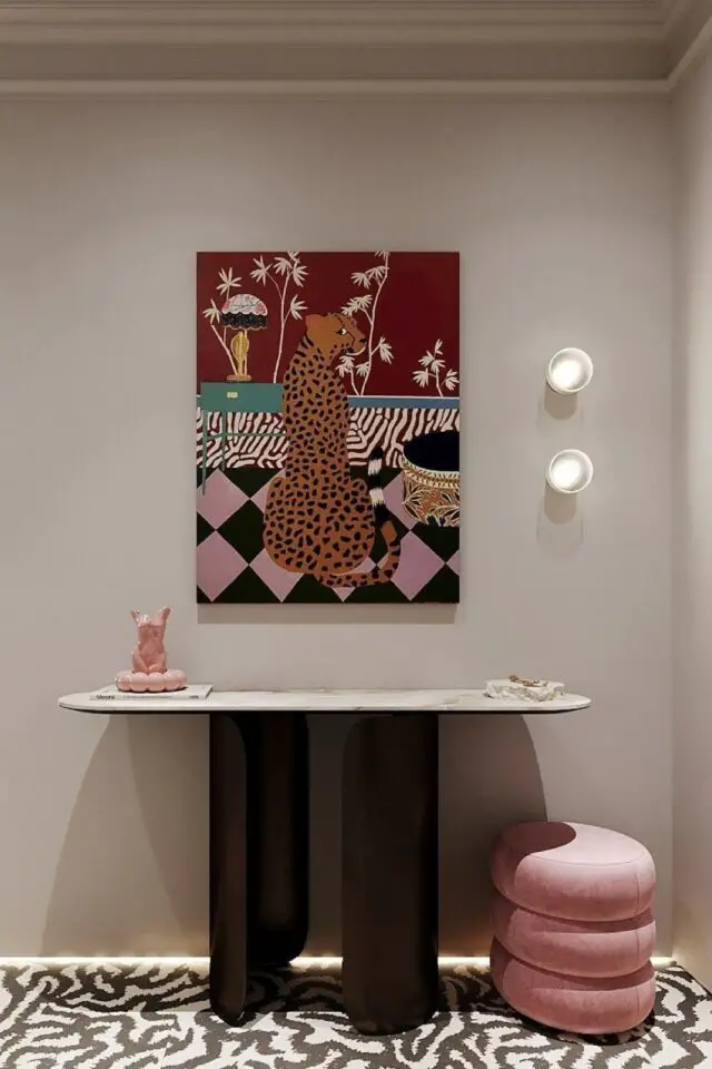 photo hall d'entrée de maison chic et élégant sol tapis motif abstrait console design tableau peint à la main tigre pouf en velours rose photo hall d'entrée de maison chic et élégant sol tapis motif abstrait console design tableau peint à la main tigre pouf en velours rose