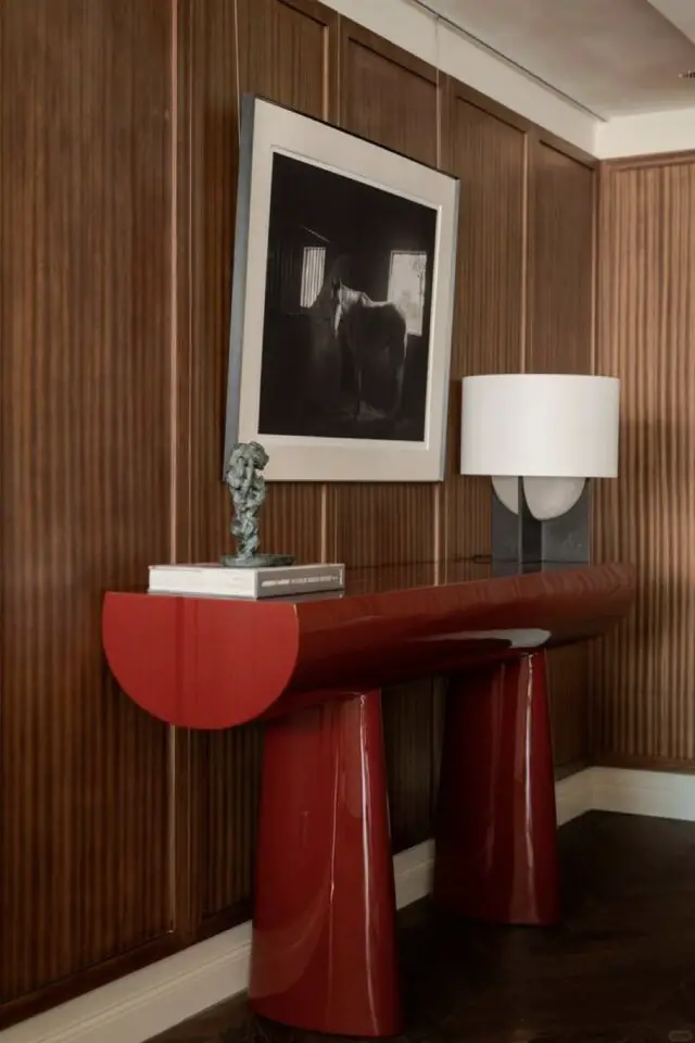 photo hall d'entrée moderne console design rouge mur en bois texturé élégant et contemporain photo hall d'entrée moderne console design rouge mur en bois texturé élégant et contemporain