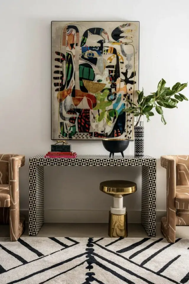 photo hall d'entrée moderne tapis noir et blanc console en marqueterie tableau abstrait coloré ambiance éclectique chic photo hall d'entrée moderne tapis noir et blanc console en marqueterie tableau abstrait coloré ambiance éclectique chic