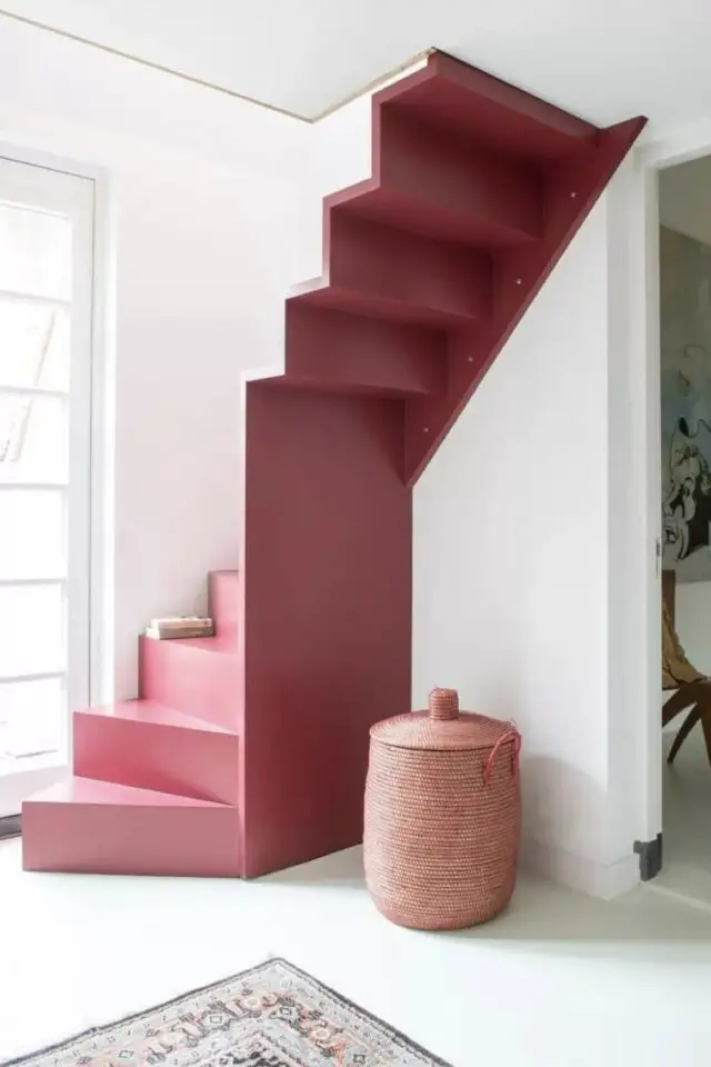 photo hall d'entrée de maison avec escalier moderne peint en rose framboise couleur accent pièce blanche panier tissé photo hall d'entrée de maison avec escalier moderne peint en rose framboise couleur accent pièce blanche panier tissé