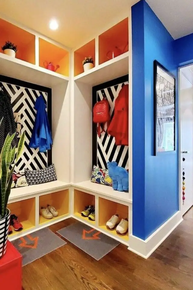 photo hall d'entrée moderne aménagement qui sort de l'ordinaire mur noir et blanc graphique bleu pétrole niche rangement jaune photo hall d'entrée moderne aménagement qui sort de l'ordinaire mur noir et blanc graphique bleu pétrole niche rangement jaune