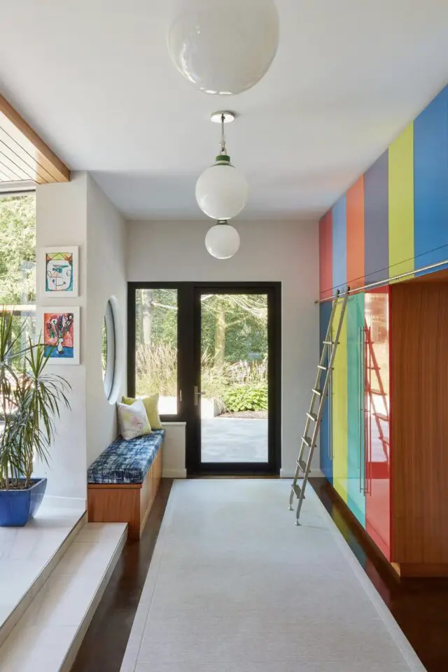 photo hall d'entrée de maison façade de porte colorée meuble sur mesure aménagement pratique petit banc grand tapis neutre photo hall d'entrée de maison façade de porte colorée meuble sur mesure aménagement pratique petit banc grand tapis neutre