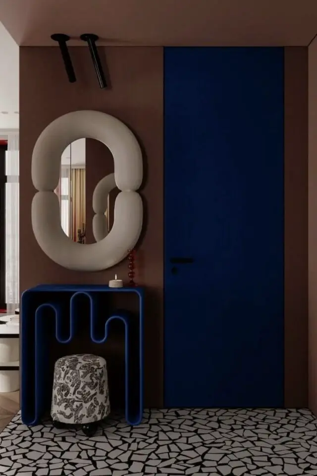 photo hall d'entrée moderne mur marron meuble bleu Klein miroir original beige chic et moderne sol noir et blanc photo hall d'entrée moderne mur marron meuble bleu Klein miroir original beige chic et moderne sol noir et blanc