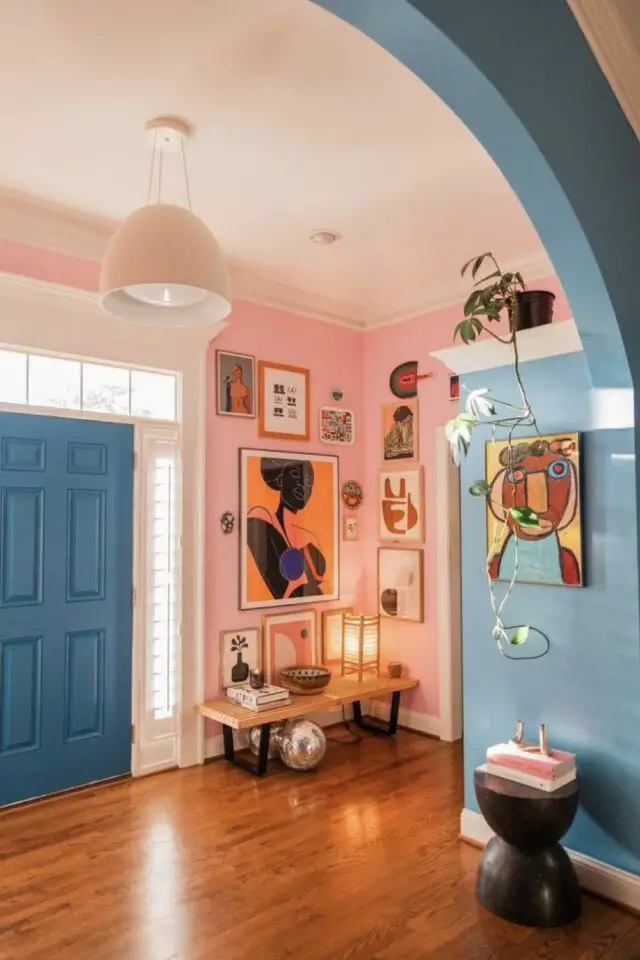 photo hall d'entrée de maison espace ouvert moderne bleu et rose galerie de cadres petit banc en bois photo hall d'entrée de maison espace ouvert moderne bleu et rose galerie de cadres petit banc en bois