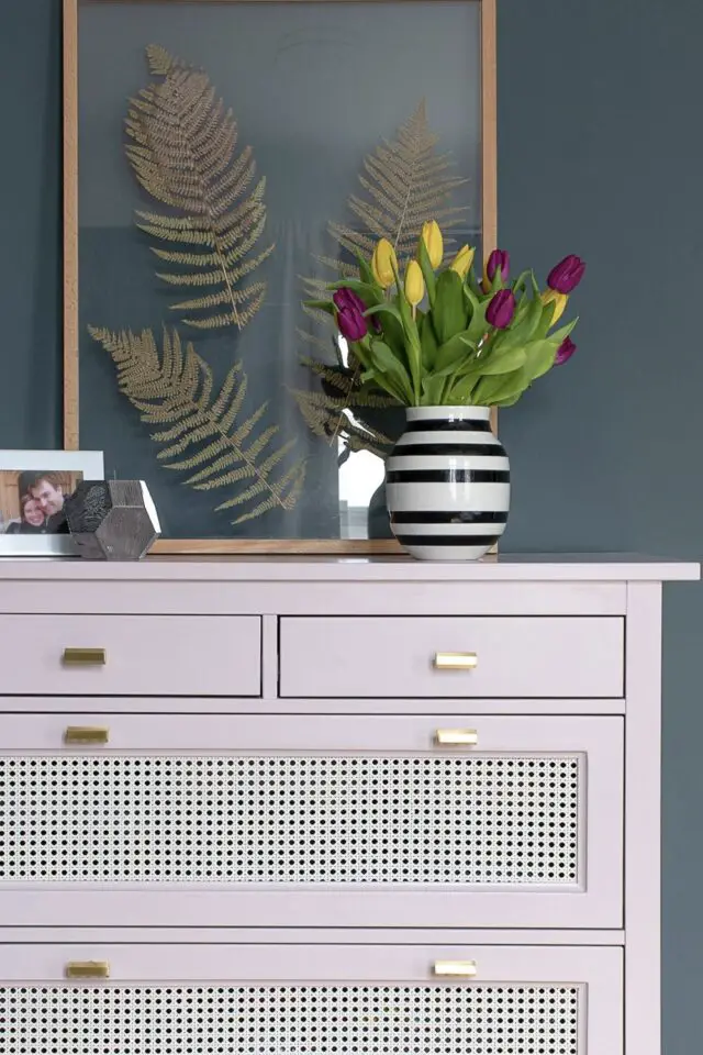 relooking commode chambre adulte cannage et peinture idée moderne et chic détail poignées bouton de tiroir doré relooking commode chambre adulte cannage et peinture idée moderne et chic détail poignées bouton de tiroir doré