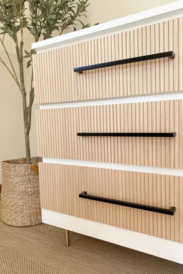 relooking commode chambre adulte moderne texture bois collage poignée noire minimaliste relooking commode chambre adulte moderne texture bois collage poignée noire minimaliste