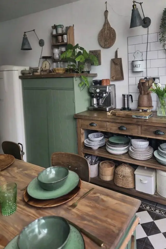 relooking cuisine rustique touche de couleur vert sauge moderne crédence carrelage métro blanc vaisselle tendance 