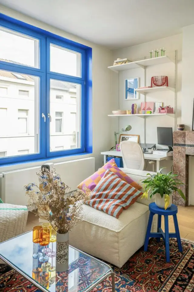 rénovation maison changement fenêtre moderne couleur bleu touche colorée originale salon séjour avec espace bureau appartement 