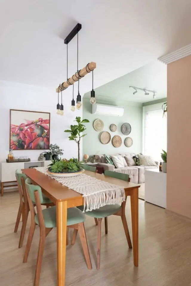 salle à manger bohème chic vert et bois touche naturelle chemin de table fait main macramé 