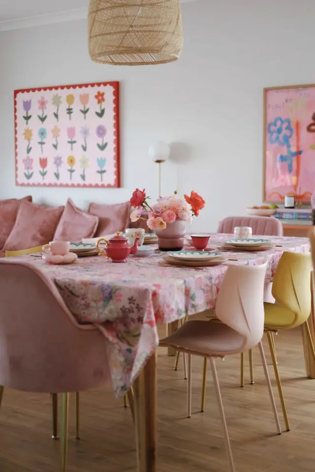 salle à manger rose moderne nappe fond rose à fleurs chaise colorées tableau mural 