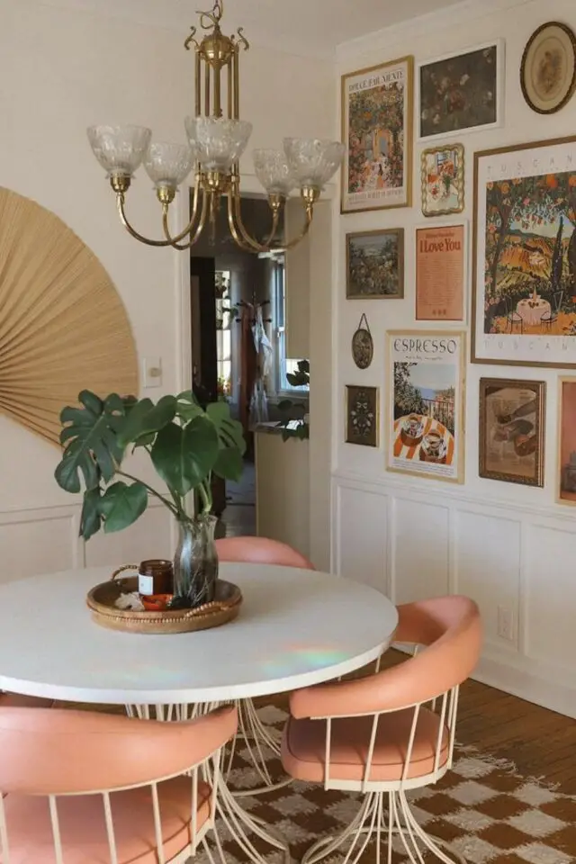 salle à manger rose moderne exemple chaise vintage revêtement coloré corail 