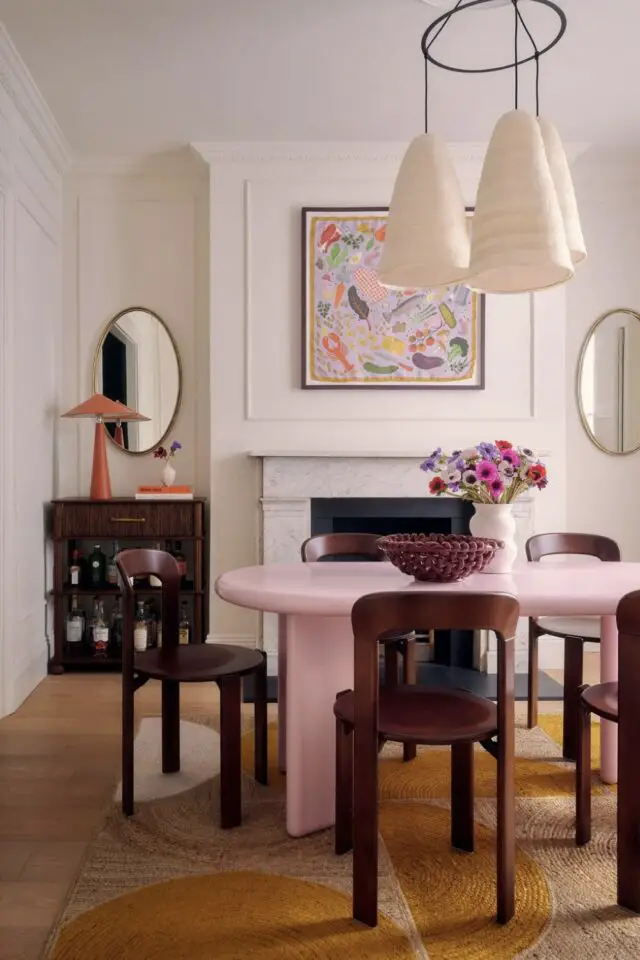 salle à manger rose moderne table design coloré espace élégant et sophistiqué 