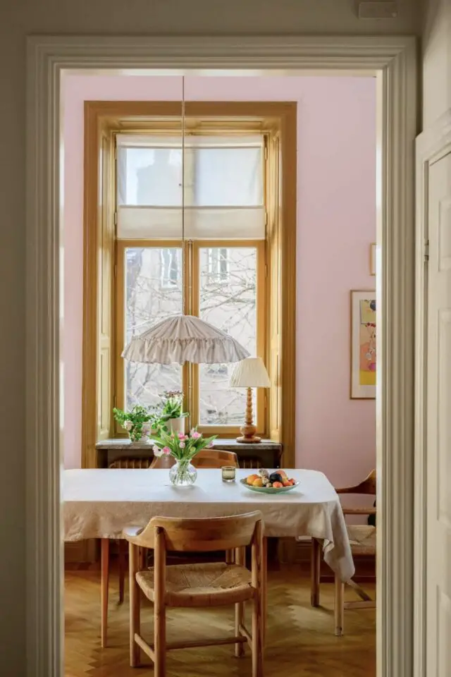 salle à manger rose moderne peinture mur pastel encadrement fenêtre jaune simple et familial 