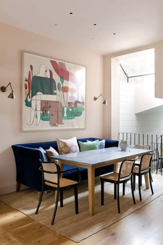 salle à manger rose moderne exemple peinture murale clair pastel banquette canapé bleu chaise noire 