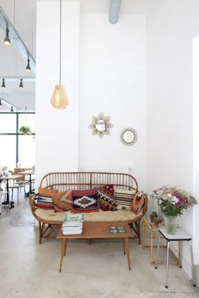 salon bohème estival meuble en rotin canapé coussins ethnique table basse vintage 