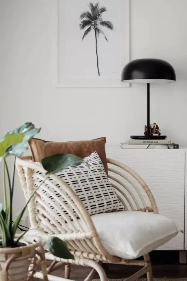 salon bohème estival meuble en rotin fauteuil IKEA coussins plante verte 